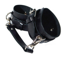 Черные кожаные наручники с соединением на карабинах (черный)