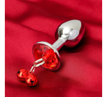 Серебристая анальная пробка с колокольчиками и красным кристаллом - 7 см. (красный)