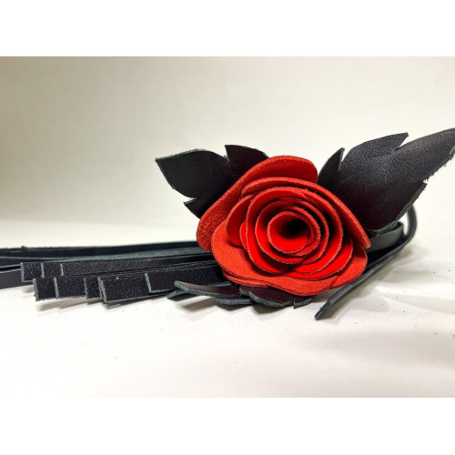 Черная кожаная плеть с красной лаковой розой в рукояти - 40 см. (черный с красным)