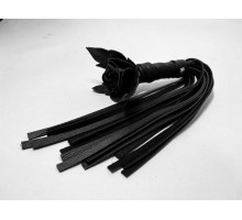 Черная кожаная плеть с лаковой розой в рукояти - 40 см. (черный)