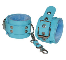 Голубые лаковые наручники с меховой отделкой (голубой)
