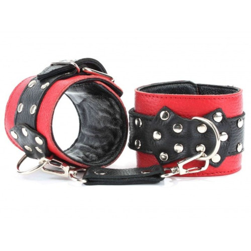 Красные наручники с чёрными проклёпанными ремешками с пряжкой (красный с черным)
