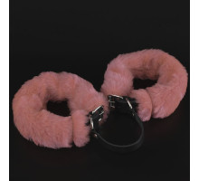 Черные кожаные оковы со съемной розовой опушкой (черный с розовым)