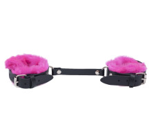 Черные базовые наручники из кожи с розовой опушкой (черный с розовым)