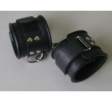Чёрные кожаные наручники с ремешком с двумя карабинами (черный)