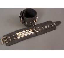 Широкие наручники с квадропуклями (черный)