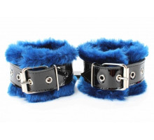 Синие меховые наручники с ремешками из лакированной кожи (синий с черным)