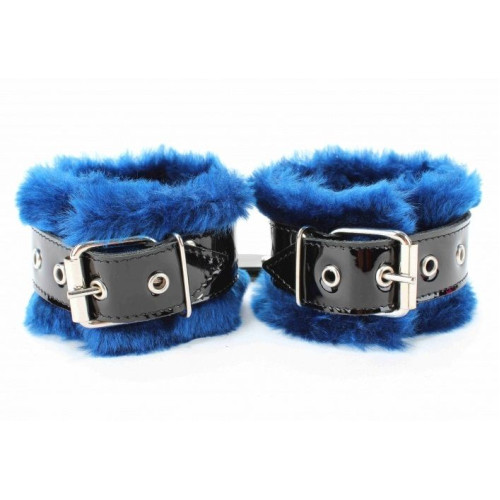 Синие меховые наручники с ремешками из лакированной кожи (синий с черным)