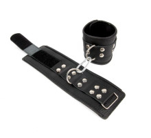 Черные кожаные наручники с заклепками с фиксацией липучками (черный)