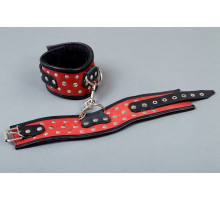 Фигурные красно-чёрные наручники с клёпками (красный с черным)