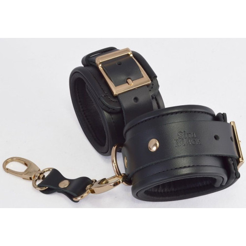 Черные кожаные наручники с золотистыми пряжками и карабином (черный с золотистым)