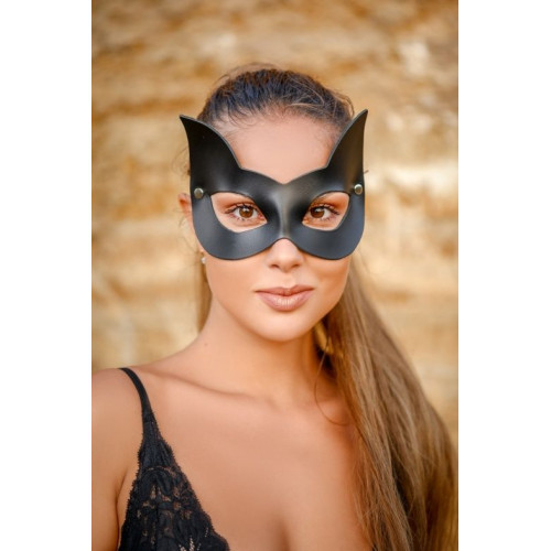 Черная кожаная маска с прорезями для глаз и ушками (черный)