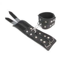 Черные широкие кожаные наручники с заклепками на карабине (черный)