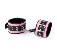 Розово-чёрные наручники с ремешком с двумя карабинами на концах (розовый с черным)