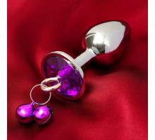 Серебристая анальная пробка с колокольчиками и фиолетовым кристаллом - 7 см. (серебристый)