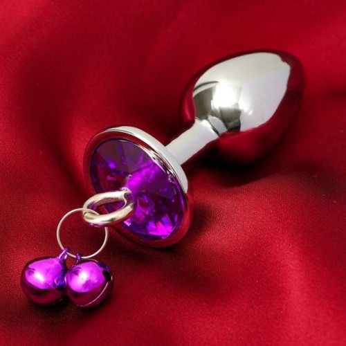 Серебристая анальная пробка с колокольчиками и фиолетовым кристаллом - 7 см. (серебристый)
