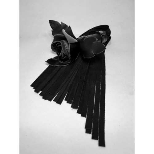 Черная замшевая плеть с лаковой розой в рукояти - 40 см. (черный)