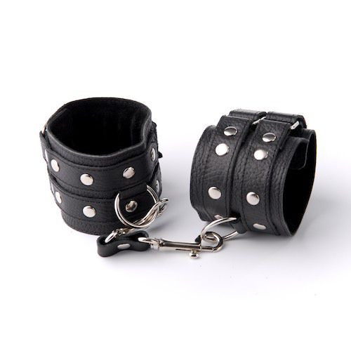 Чёрные наручники с клёпками (черный)