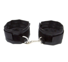 Чёрные полиуретановые наручники с карабином Beginners Wrist Restraints (черный)