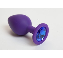 Фиолетовая силиконовая анальная пробка с голубым стразом - 8,2 см. (голубой)