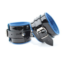 Чёрные лаковые наручники с синим подкладом (черный с синим)