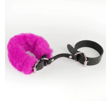 Черные кожаные наручники со съемной ярко-розовой опушкой (черный с розовым)