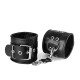 Черные кожаные наручники с ремешком с двумя карабинами на концах (черный)