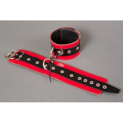 Красные лакированные наручники с клёпками (красный с черным)